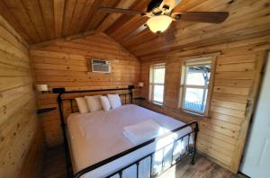 ein Schlafzimmer in einem Blockhaus mit einem Bett darin in der Unterkunft Panamint Springs Motel & Tents in Panamint Springs