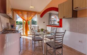 een keuken en eetkamer met een tafel en stoelen bij Beautiful Home In Sisan With Outdoor Swimming Pool in Šišan