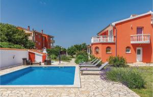 een huis met een zwembad naast een gebouw bij Beautiful Home In Sisan With Outdoor Swimming Pool in Šišan