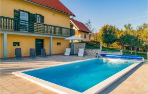 Bazén v ubytovaní Two-Bedroom Holiday Home In Otocac alebo v jeho blízkosti