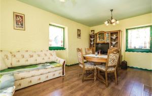 Posedenie v ubytovaní Two-Bedroom Holiday Home In Otocac