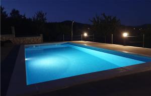 Bazén v ubytovaní Two-Bedroom Holiday Home In Otocac alebo v jeho blízkosti