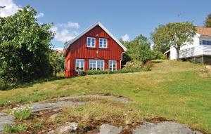 una casa rossa in cima a una collina erbosa di Holiday Home Flekkerøy Paulen Ii a Møvik