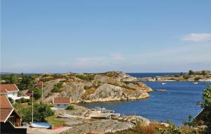 vista su una baia con barche in acqua di Holiday Home Flekkerøy Paulen Ii a Møvik Altre 17 foto