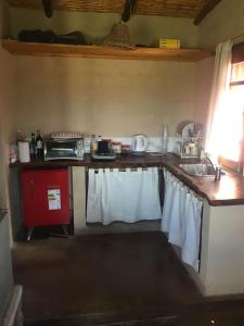 eine Küche mit einer Spüle und einer Theke mit weißen Handtüchern in der Unterkunft Ranchos en Payogasta - Cachi in Payogasta