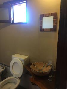 ein Bad mit einem WC und einem Waschbecken in der Unterkunft Ranchos en Payogasta - Cachi in Payogasta