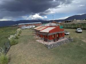 einen Blick über ein Gebäude mit rotem Dach in der Unterkunft Ranchos en Payogasta - Cachi in Payogasta