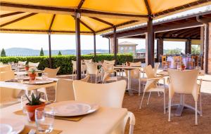 A restaurant or other place to eat at Appartamento Smart 4