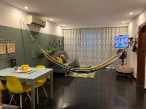 a room with a hammock in a living room at Cabaña en coveñas en acogedor conjunto residencial in Coveñas