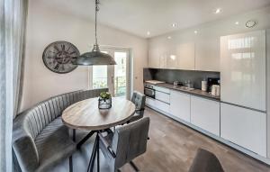 uma cozinha e sala de jantar com mesa e cadeiras em Rottummeroog em Den Oever