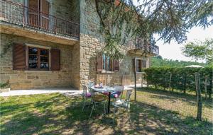 A garden outside Amazing Apartment In Cortona Ar