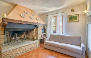 A seating area at Amazing Apartment In Cortona Ar