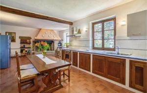 A kitchen or kitchenette at Amazing Apartment In Cortona Ar