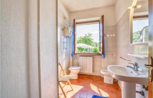 A bathroom at Amazing Apartment In Cortona Ar
