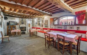 A restaurant or other place to eat at Amazing Apartment In Cortona Ar