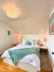 Schlafzimmer mit einem Bett und einem Kronleuchter in der Unterkunft Walk to Greenwich Ave [KING bed] BEST Location in Greenwich