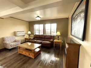 ein Wohnzimmer mit einem Sofa und einem Couchtisch in der Unterkunft FairBridge Inn & Suites Moscow - Pullman in Moscow