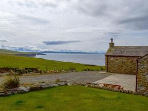Gallery image of Three Island View - W42427 in Pierowall