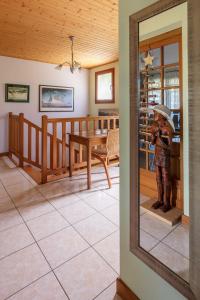 een spiegel in een woonkamer met een standbeeld van een cowboy bij La villa panoramique in Sévrier