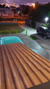 un hombre de pie en un estacionamiento por la noche en Casa Leivas, en Río Grande