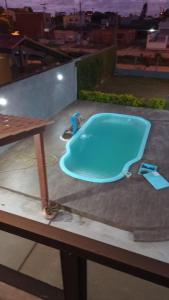 una bañera azul sobre una mesa en Casa Leivas, en Río Grande