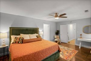 1 dormitorio con 1 cama y ventilador de techo en UF SUNSHINE HOUSE - Patio & BBQ & Fire Pit - Chef Kitchen - Upscale Neighborhood!, en Gainesville