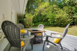 - deux chaises et une table sur une terrasse couverte avec une table et deux chaises dans l'établissement UF SUNSHINE HOUSE - Patio & BBQ & Fire Pit - Chef Kitchen - Upscale Neighborhood!, à Gainesville