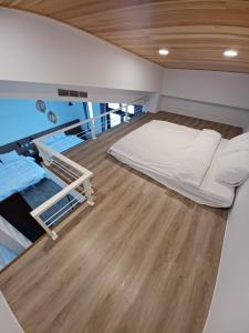 Uma cama ou camas num quarto em 埔里隱巷人文行旅民宿