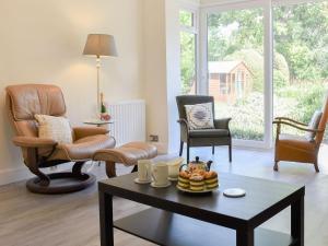 een woonkamer met stoelen en een salontafel bij Seascape in Sidmouth