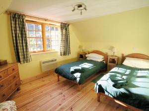 1 dormitorio con 2 camas y ventana en The Barn - S4593, en Lochearnhead