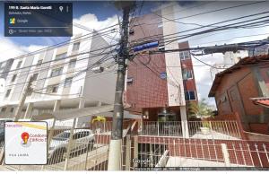 un edificio con un letrero de la calle delante de él en Apartamento - Diária ou Curta Temporada 34, en Salvador