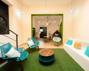Posezení v ubytování Nido Colibrí - Private Rooms and hostel Dorms in Remate de Paseo Montejo