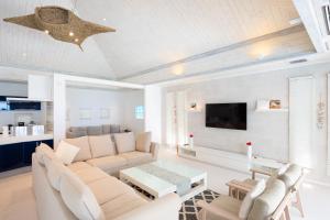 una sala de estar con un sofá y una mesa en Ocean Front Villa Ishigakijima Ⅲ, en Ishigaki Island