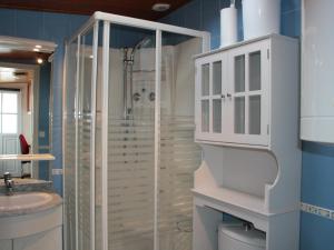 Koupelna v ubytování Maison rénovée, proche plage et commerces, parking, jardin privé - FR-1-22-221 + 9 fotografií