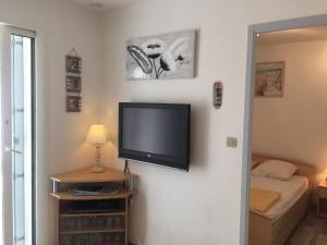 濱海拉特朗什的住宿－Maison La Tranche-sur-Mer, 3 pièces, 4 personnes - FR-1-22-180，卧室墙上的平面电视