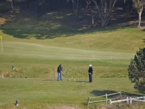 duas pessoas a jogar golfe num campo de golfe em Appartement Saint-Jean-de-Monts, 2 pièces, 4 personnes - FR-1-323-255 em Saint-Jean-de-Monts