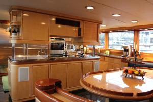 cocina con mesa y encimera en All Of Me Yacht, en Richmond