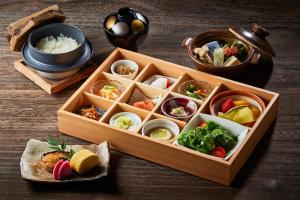 drewniane pudełko wypełnione różnymi rodzajami żywności w obiekcie 厳島いろは w mieście Miyajima
