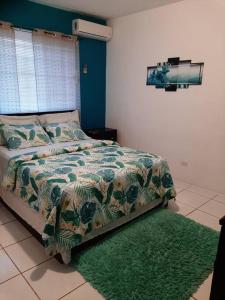 sypialnia z łóżkiem i zielonym dywanem w obiekcie Seashells w mieście Nassau