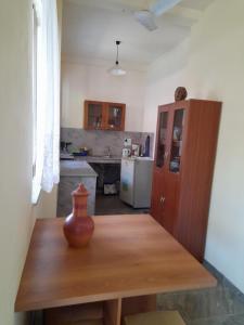 Cucina o angolo cottura di SLG Villa Hikkaduwa