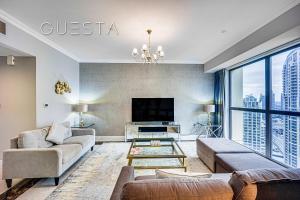 uma sala de estar com um sofá e uma televisão em Jumeirah Beach Residence, Dubai Marina em Dubai
