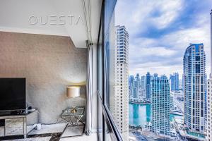 TV a/nebo společenská místnost v ubytování Jumeirah Beach Residence, Dubai Marina
