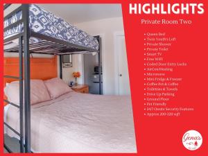 - un lit à baldaquin dans une chambre avec des lits superposés dans l'établissement Genas's Sierra Inn & Restaurant, à Dunlap