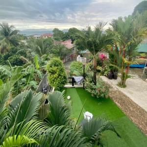 uma vista aérea de um jardim com relva verde e árvores em Phuenics de galera em Puerto Galera