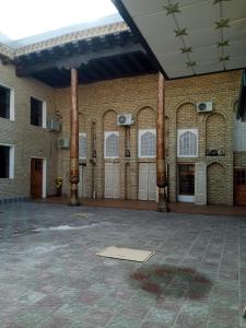 una habitación vacía con un gran edificio de ladrillo en Hotel Sohibqiron Boutique en Bukhara