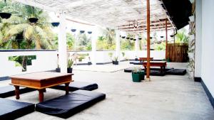 Posezení v ubytování Madiha Surf House Lanka