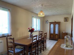 comedor con mesa de madera y sillas en Gîte Avermes, 3 pièces, 4 personnes - FR-1-489-428 en Avermes