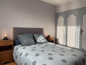 1 dormitorio con 1 cama grande y 2 mesitas de noche en Gîte Avermes, 3 pièces, 4 personnes - FR-1-489-428 en Avermes