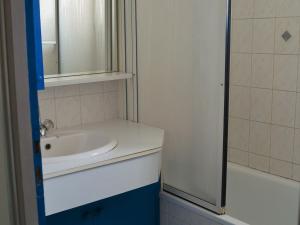 Kúpeľňa v ubytovaní Maison proche centre et plage avec Wifi, 4 chambres - FR-1-22-337