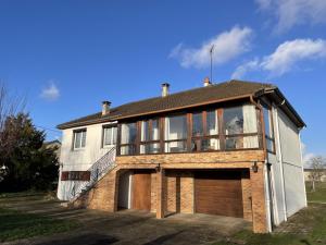Fotografia z galérie ubytovania Gîte rustique et moderne avec jardin, garage, à 3 km de Moulins. Draps et linge inclus, animaux acceptés. - FR-1-489-428 v destinácii Avermes